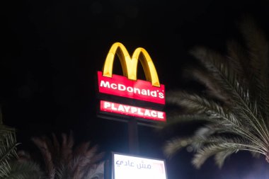 Aqaba, Ürdün - 7 Şubat 2019: Mcdonald's logo oyun yer gece ile.