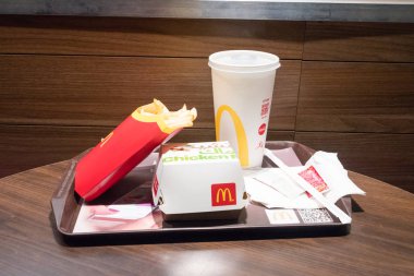 Aqaba, Ürdün - 7 Şubat 2019: Mcdonald tavuk Mac menü patates kızartması ve Coca-Cola ile.