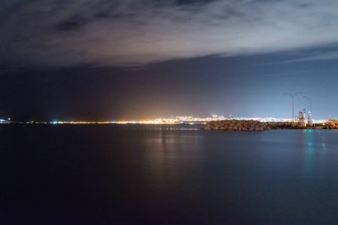 Geceleri Eilat İsrail Akabe Ürdün üzerinden görünümü.