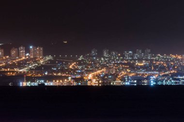 Ürdün'den Eilat görünümünü geceleri.