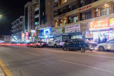 Aqaba, Ürdün - 7 Şubat 2019: Gece şehir cadde görünümü Akabe.