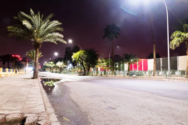 约旦亚喀巴市 Hussein 街夜景 — 图库照片