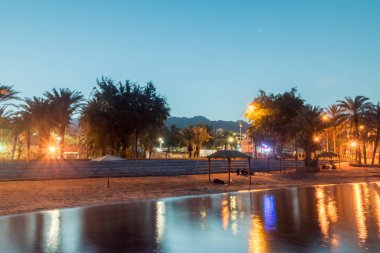Aqaba, Ürdün - 8 Şubat 2019: Deniz kıyısı plaj sabahın erken saatlerinde görünümünü.