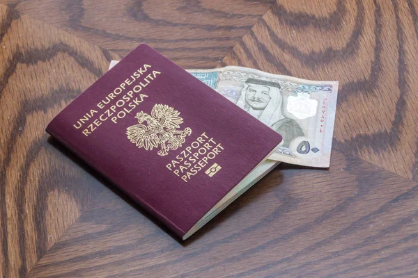 Polski Paszport Jordańskich Dinarów Drewnianym Stole — Zdjęcie stockowe