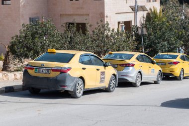 Wadi Musa, Ürdün - 8 Şubat 2019: Sarı taksi araba Petra için Wadi Musa sokak bir tarafında giriş yanında park edilmiş stand.