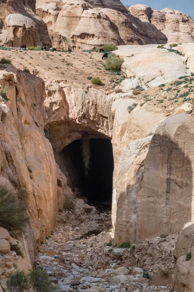 Vattenkanalen i antika staden Petra, Jordanien. — Stockfoto