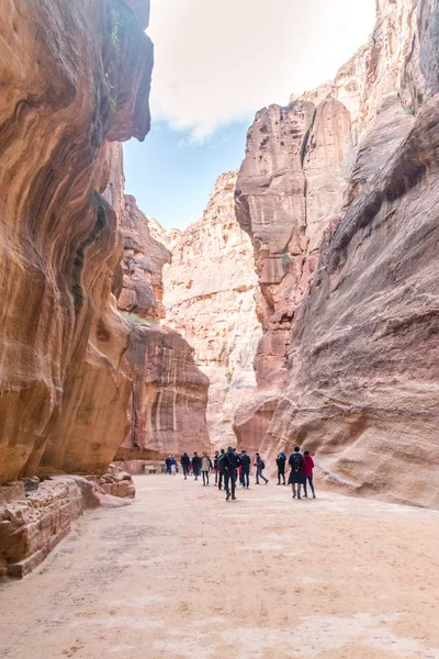 Petra, Jordanië - 8 februari 2019: al-Siq met toeristen in Petra, — Stockfoto