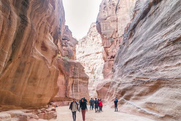 Gente en al-Siq en Petra, Jordania. Petra es una ciudad histórica y arqueológica en el sur de Jordania . — Foto de Stock