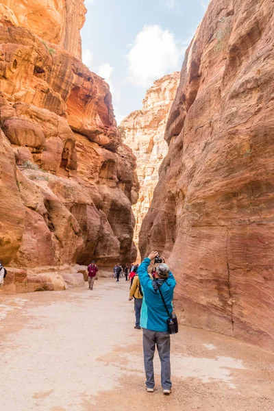 Petra, Jordania - 8 lutego 2019: Skały w starożytnym mieście P — Zdjęcie stockowe