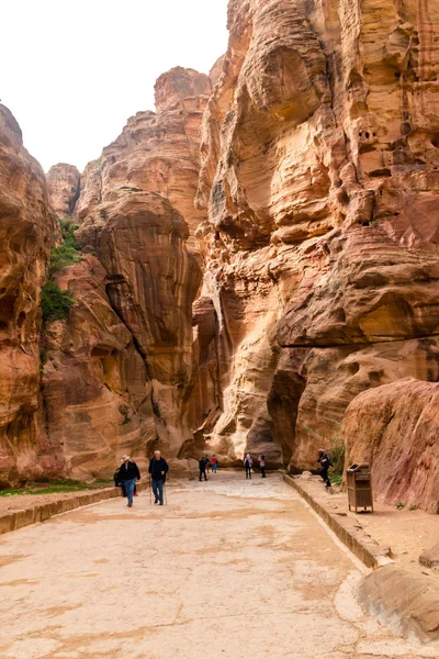 Petra, Jordanien - 8 februari 2019: Dalen mellan stenarna i ci — Stockfoto