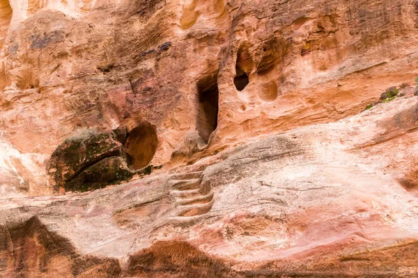 Cueva y escaleras para caerse en la roca en la ciudad de Petra, Jordania — Foto de Stock