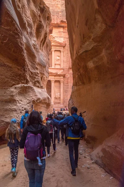 Petra, Jordanien - 8 februari 2019: Turister kommer att Al Khazneh ( — Stockfoto