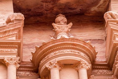 Al-Khazneh Petra Ürdün içinde urn tepesine yakın çekim. Petra 