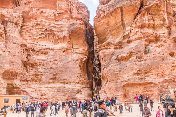 Petra, Jordanien - 8 februari 2019: Turist- och Siq passage Visa f — Stockfoto