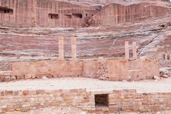Antiguo teatro en Petra (Red Rose City), Jordania. Petra es UNESC — Foto de Stock