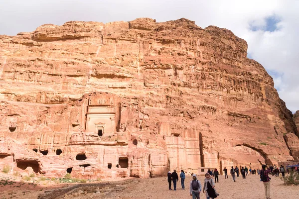 Petra, Jordanië - 8 februari 2019: Rock op straat van gevels in P — Stockfoto