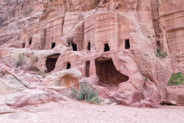 Vista de la cueva en la calle de las fachadas en Petra (Red Rose City), Jord — Foto de Stock