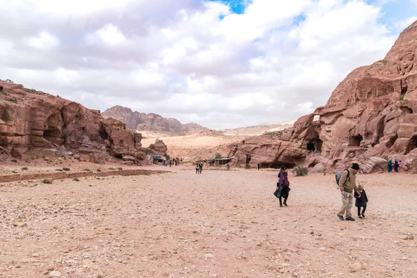 Petra, Jordanië - 8 februari 2019: Voetpad in bergen van Petra — Stockfoto