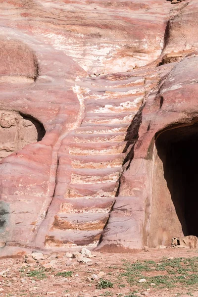 Escalera en la antigua ciudad de Petra. Petra es una de las Siete Ganadas — Foto de Stock