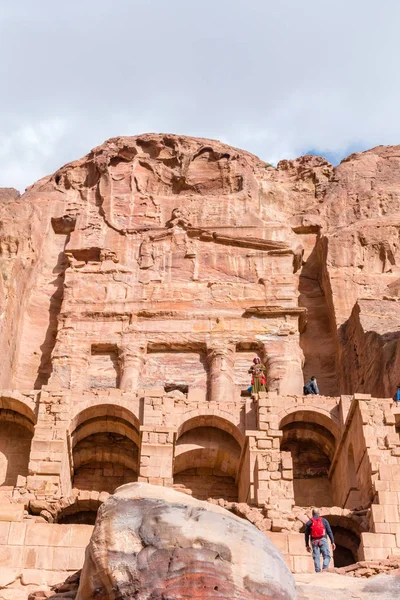 Petra, Jordanië - 8 februari 2019: Close-up voor Urn tombe in Petra — Stockfoto