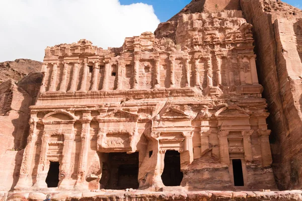 Palatset graven i klippan i Petra (Red Rose City), Jordanien. — Stockfoto