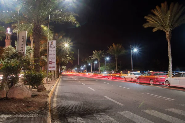 Aqaba, Jordânia - 8 de fevereiro de 2019: Trilhas de luz do carro vermelho à noite — Fotografia de Stock