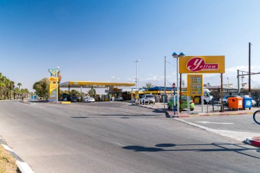 Eilat, İsrail - 9 Şubat 2019: P ait Petrol benzin istasyonu