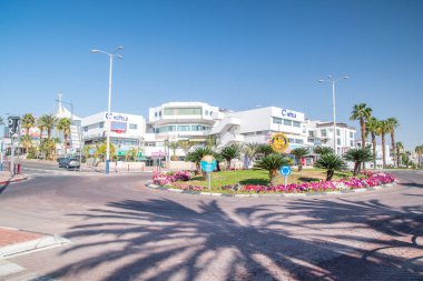 Eilat şehrin arka planda binaları ile döner uluslararası roundabout.