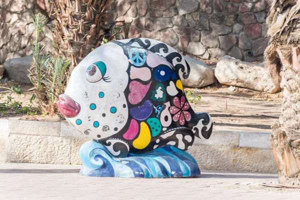Eilat, Israel - February 9, 2019: Painted fish sculpture in Gan — Stock Photo, Image