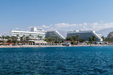 Eilat şehirdeki otel binaları ile deniz kıyısı. Eilat Kızıldeniz, Gulf of Akabe üzerinde kuzey ucundaki popüler beldesidir.
