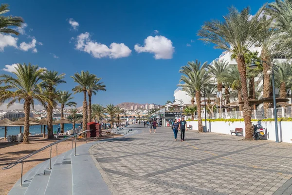 Central beach in Eilat town. Eilat is famous resort and recreation city on Red Sea. — Stock Photo, Image