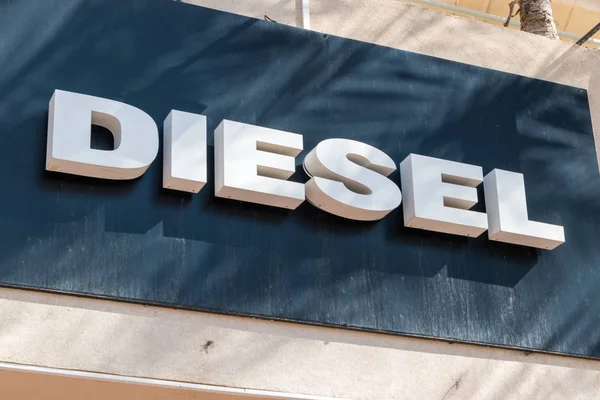Eilat, Israel - 9 de febrero de 2019: Logotipo y signo de Diesel. Diese. — Foto de Stock