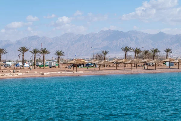 Sombrillas en la playa cerca de la frontera con Jordania . —  Fotos de Stock