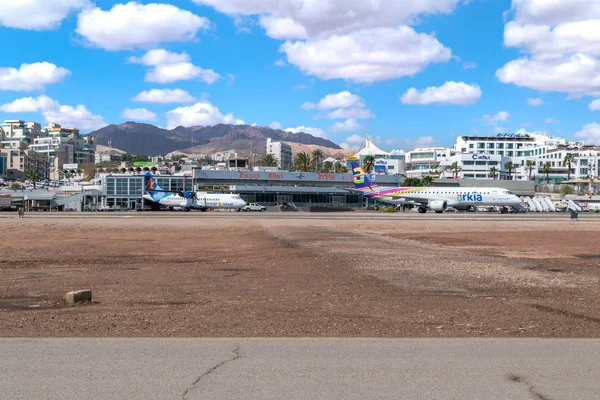 Vista del aeropuerto de Eilat con aviones . — Foto de Stock