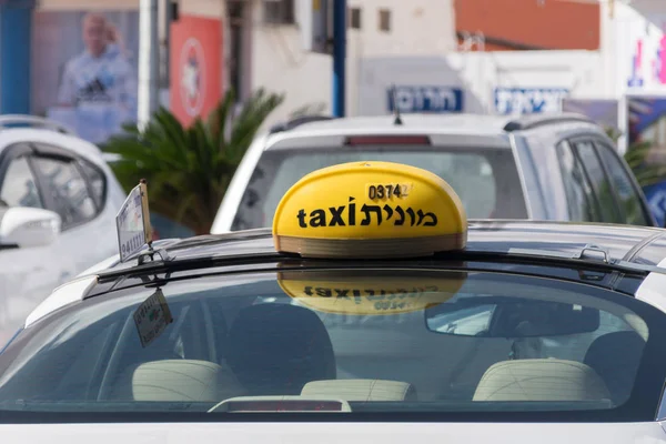 Είσοδος ταξί ή cab είσοδος στην οροφή του αυτοκινήτου ταξι. — Φωτογραφία Αρχείου
