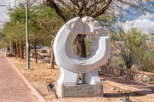 Um de escultura na rua Derech HaGai no dia ensolarado . — Fotografia de Stock