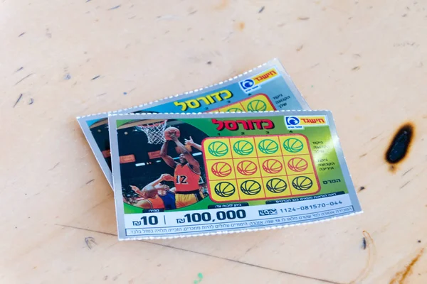 Eilat, Izrael - 2019. február 9.: Izraeli lottó Kaparós sorsjegy. — Stock Fotó