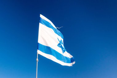 Mavi arkaplanda İsrail bayrağı.