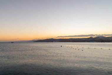 Eilat, İsrail için Kızıldeniz üzerinden günbatımı.