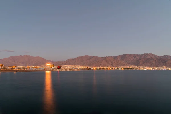 Vista de la ciudad de Aqaba por la noche . — Foto de Stock