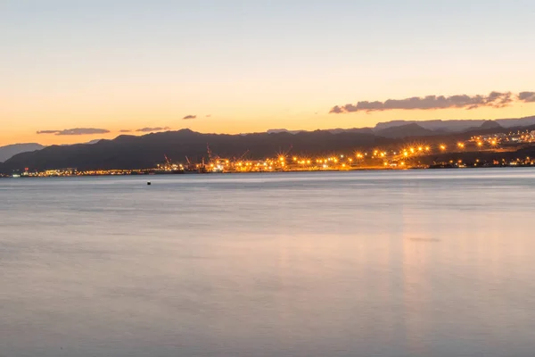 Hermosa vista naranja al atardecer en el complejo israelí Eilat . — Foto de Stock