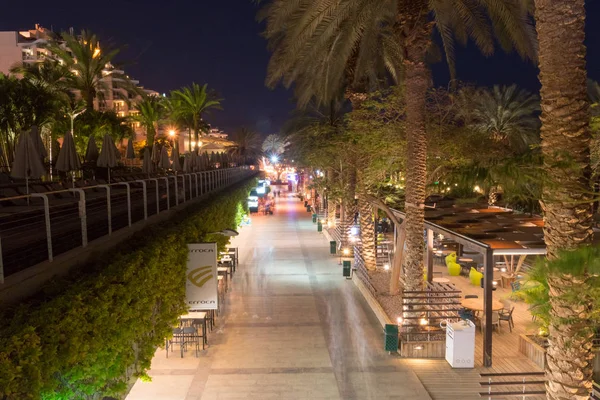 Paseo marítimo en el centro de Eilat por la noche. Eilat es un famoso complejo turístico y ciudad recreativa en Israel . — Foto de Stock