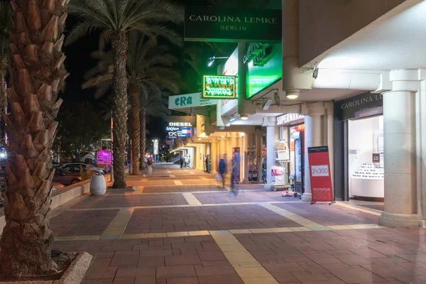 Passeio no centro de Eilat à noite . — Fotografia de Stock