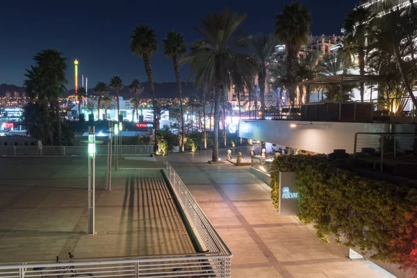 Nacht zicht op de promenade van Eilat. Eilat is een beroemde toeristische resort en recreatieve stad in Israël. — Stockfoto