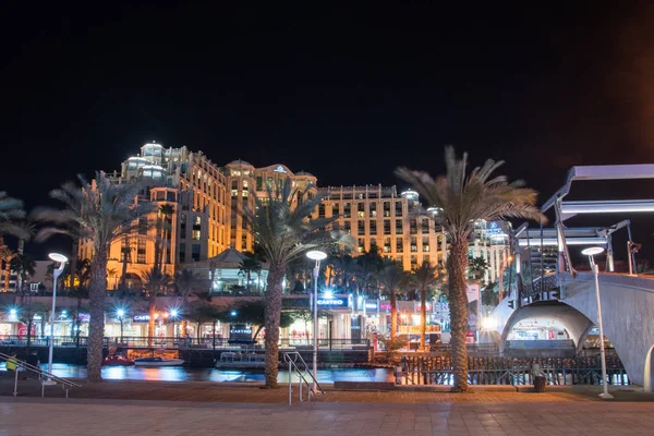 Queen of Sheba Eilat Hotel sobre palmeiras à noite . — Fotografia de Stock