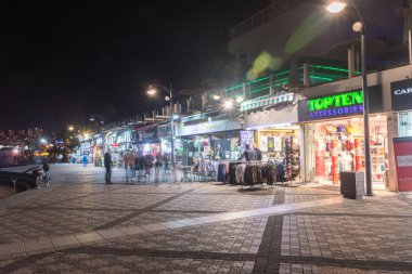 Geceleri Hananya Beach boardwalk dükkanlarında.