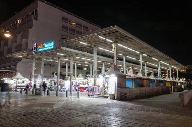 Eilat ın Bazaarı gece Hananya Beach Boardwalk tarihinde.