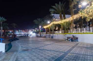 Geceleri Hananya Beach, Eilat boardwalk.