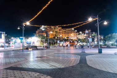 Geceleri Boardwalk Hananya Plajı'nda. Eilat İsrail bir ünlü turizm tesisi ve eğlence şehridir.