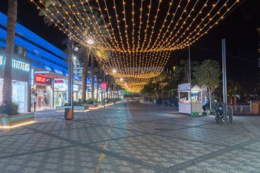 Geceleri Hananya Beach boardwalk üzerinde ışık dekorasyon.